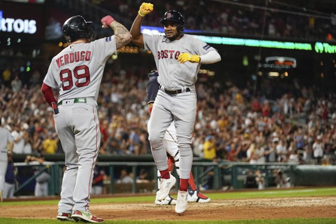 红袜Pablo Reyes(右)与队友庆祝全垒打。（美联社）