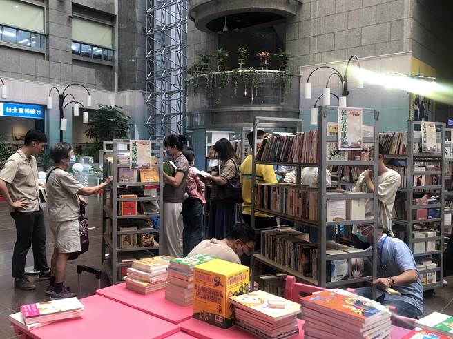 北市17日及18日在市政府1楼中庭举办「延慧十年  让爱延续」兑书活动，吸引不少民眾到现场挑书。（张芷瑜摄）