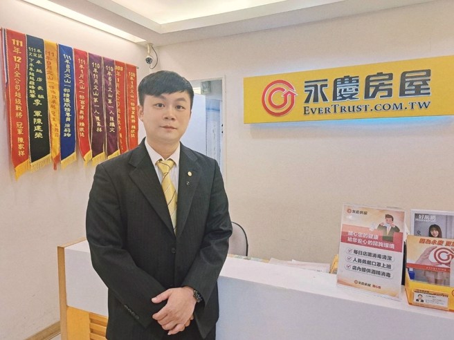 从科技业转职房仲业后，陈继文不只收入成长，更助客户圆满成家获得成就感。（图/永庆房屋提供）