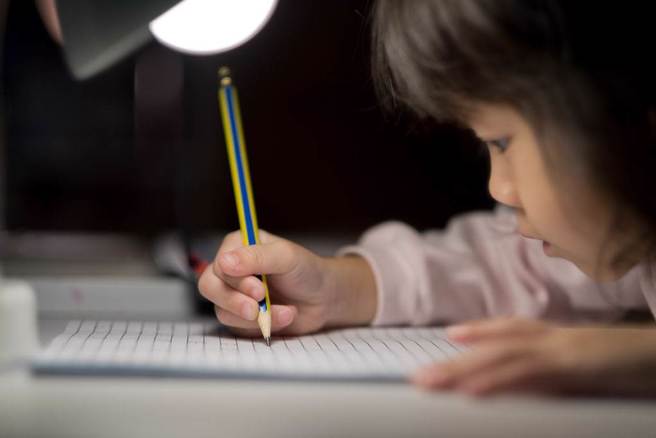 一名家长表示，就读小学3年级的孩子有一份功课是要写出1000字读书心得，看了傻眼，孩子才小三而已。(示意图，达志提供)