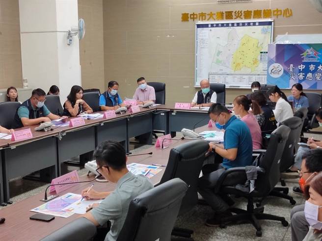 1名居住于大雅区40多岁女性16日下午经登革热NS1筛检呈现阳性，市府立刻在台中市大雅区召开登革热区级防治中心会议。（台中市政府提供／冯惠宜台中传真）