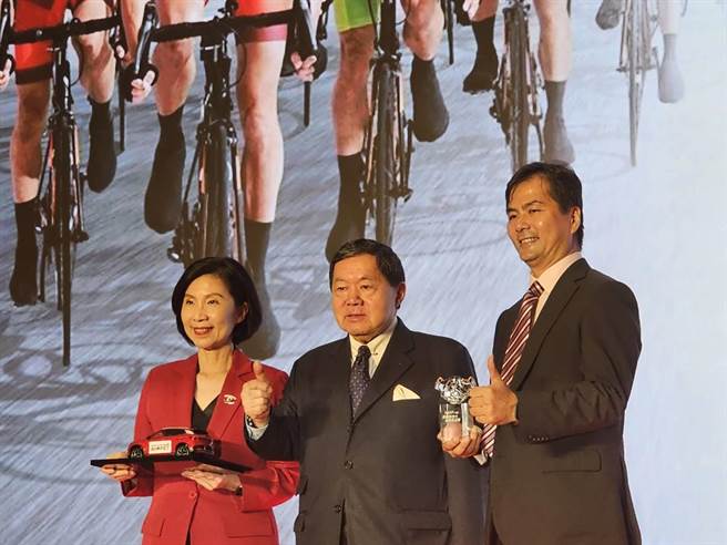 左起远传总经理井琪、董事长徐旭东、亚太电董事长陈鹏。（黄琮渊摄）