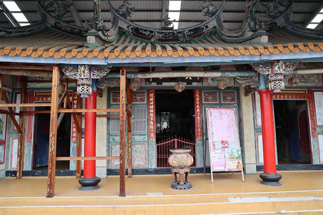 云林县定古蹟斗六市真一寺17日终于启动修復工程，庙方等这一天已13年。（周丽兰摄）