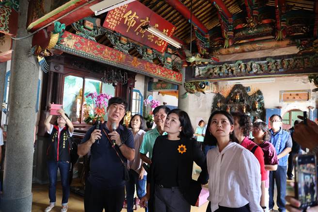 云林县长张丽善（前排中）及文观处长陈璧君（右）17日听取庙方解说。（周丽兰摄）