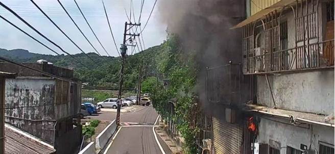 基隆市暖暖區水源路附近民宅起火，冒出濃煙。（基隆市消防局提供／徐佑昇基隆傳真）