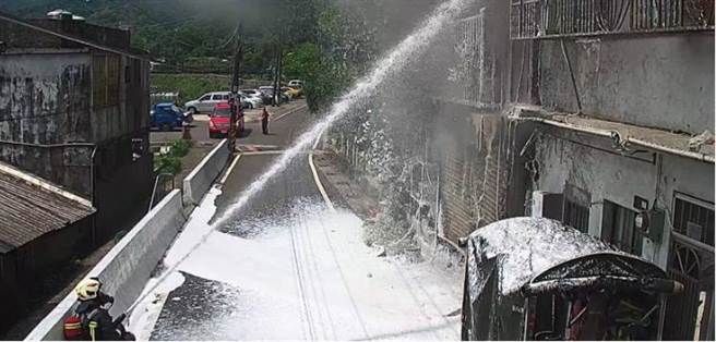 基隆市消防局獲報後出動前往現場布水線以泡沫搶救，順利控制火勢。（基隆市消防局提供／徐佑昇基隆傳真）