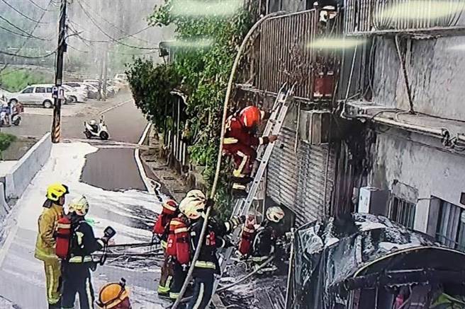 火勢撲滅後，消防人員進入現場勘查，幸好無人傷亡。（基隆市消防局提供／徐佑昇基隆傳真）