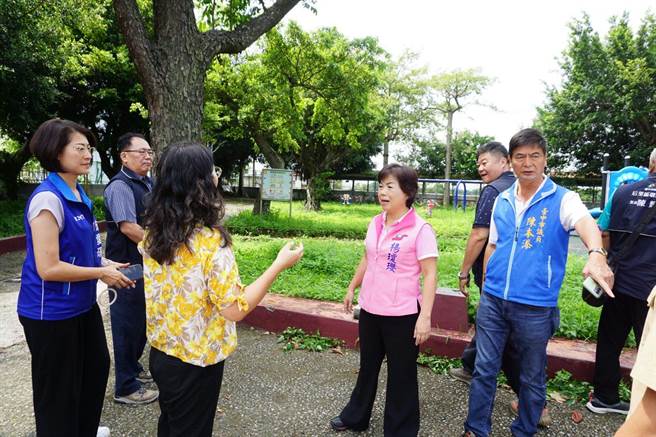 后里区七星国小活动中心共构幼儿园将兴建，立委杨琼璎等人前往现勘。（陈淑娥摄）