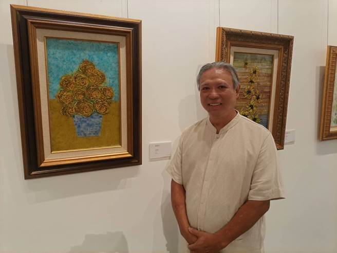 邵尊汉投入玻璃画创作超过20年，他潜心钻研技法，掌握玻璃特性。（邱立雅摄）