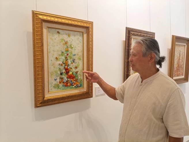 邵尊汉希望透过色彩缤纷的玻璃画作，鼓舞人心。（邱立雅摄）