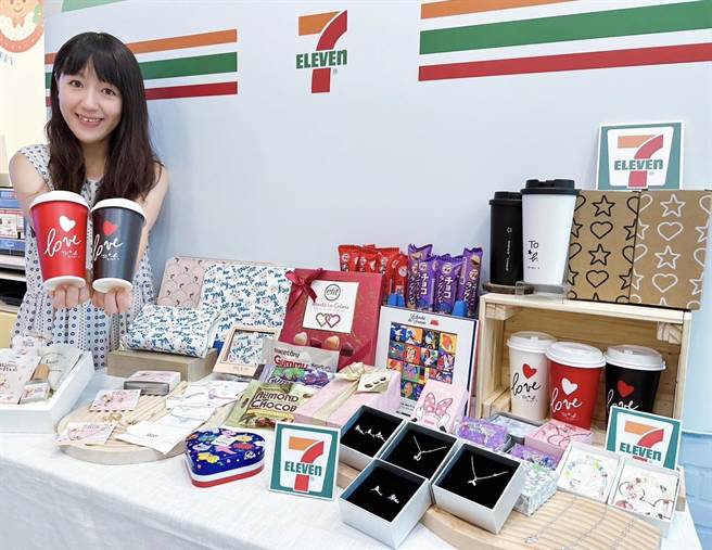 迎接浪漫七夕情人节，到7-11购买指定啤酒、冰品、糖果、巧克力等商品，使用icash2.0、icash Pay、OPEN钱包三支付结帐，满222元立折22元。（7-11提供／朱世凯台北传真）