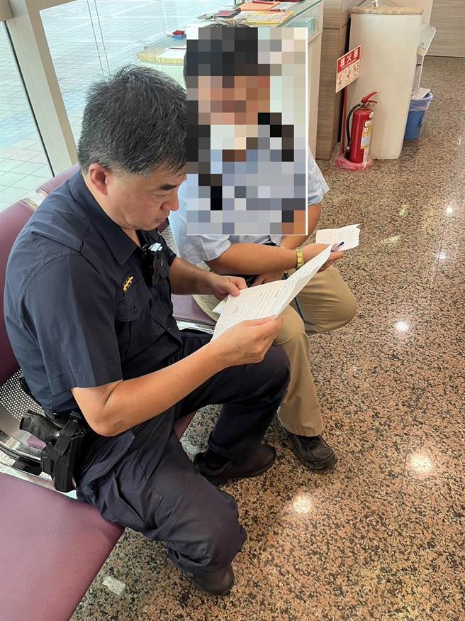 林姓男子在网路加入股票投资网站出尝甜头后，竟赴银行要将老父近700万老本投入该网站，警方及时赶到成功阻诈。（警方提供）