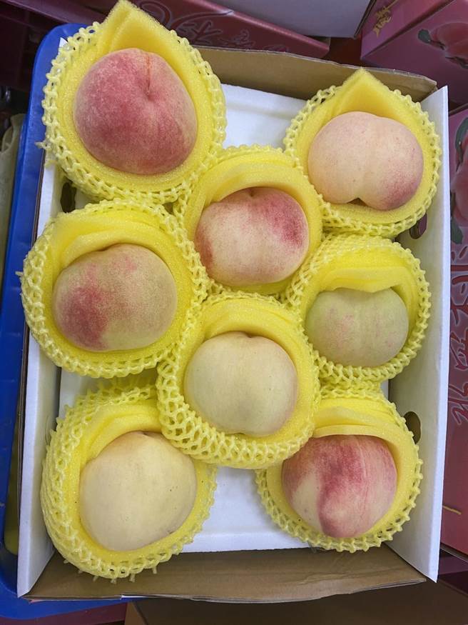 南投縣府員工發起團購災區農產品行動，不到1天就幫農民銷售了118盒水蜜桃（如圖）。（南投縣政府提供）
