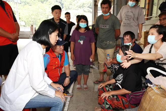 南投縣政府積極協助遭卡努颱風重創家園的仁愛鄉民盡速重建家園，恢復正常生活。（南投縣政府提供）