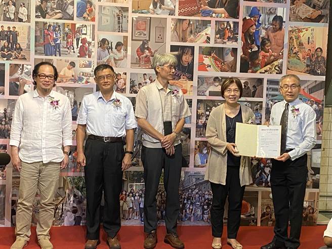 文化部文化資產局17日於文化資產園區舉行「藝仟習一以工換技實習計畫成果展」開幕式，邀請歷年實習生及指導老師回娘家互動交流。（張妍溱攝）