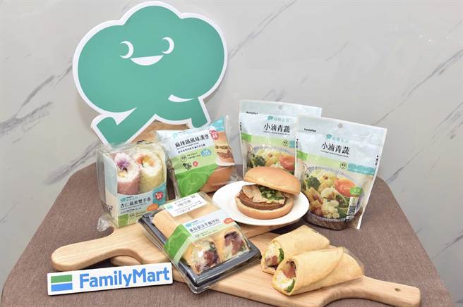 全家持續優化鮮食結構，日前也推新的蔬食品牌「植覺生活」滿足彈性蔬食者，包括「蔬食鮪魚飯糰」、「小滷青蔬」等。（全家提供／朱世凱台北傳真）