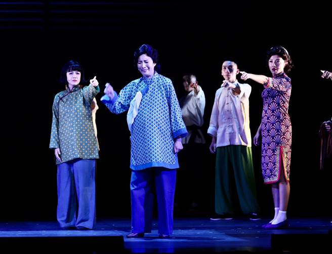 黄嘉千（中）进行舞台剧彩排。（陈信翰摄）