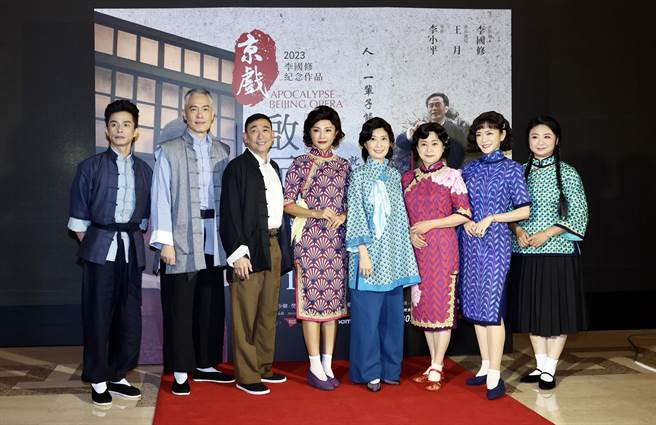 黄嘉千（右四）进行舞台剧彩排和演员合影。（陈信翰摄）