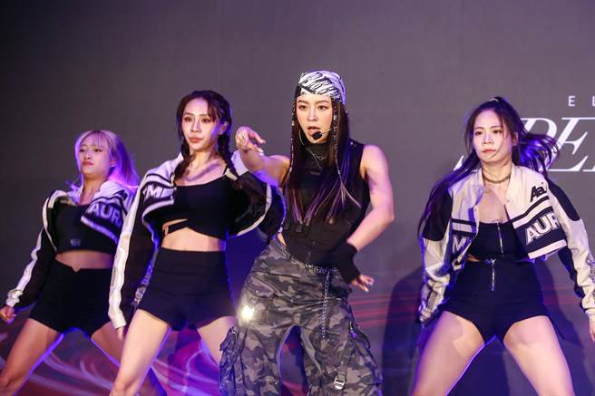 Elkie今（17日）举办记者会，大秀新曲〈SPEED UP〉。（邓博仁摄）