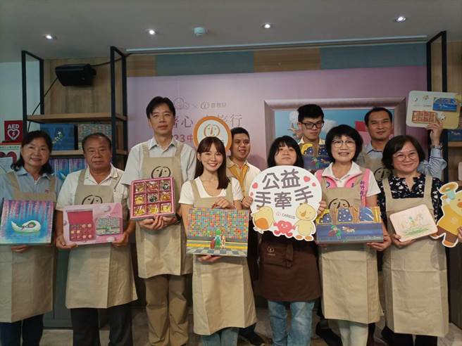 喜憨儿基金会今年再度与几米合作推出中秋礼盒，今年义卖目标为3万盒。（邱立雅摄）