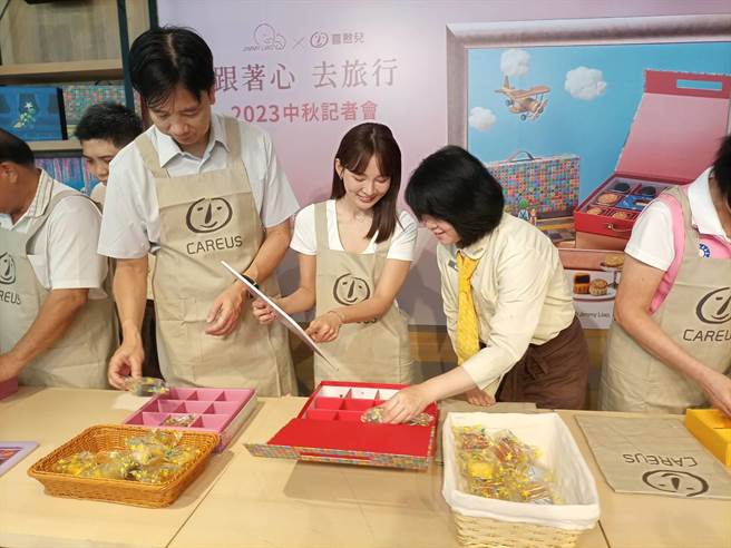 喜憨儿基金会桃竹区今年邀请到艺人林莎（中）担任公益大使，一同邀请社会大眾用行动支持送爱到部落募集计画。（邱立雅摄）