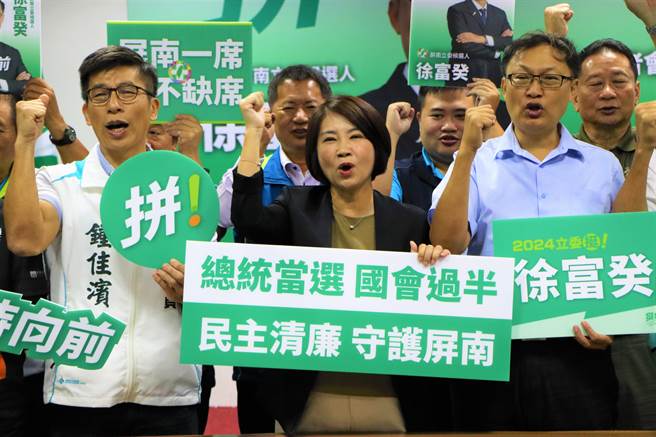 繼民進黨中央黨部16日確定徵召前屏東縣政府民政處長徐富癸投入立委選舉後，屏東縣黨部17日舉行屏南立委參選人徐富癸提名記者會。（謝佳潾攝）