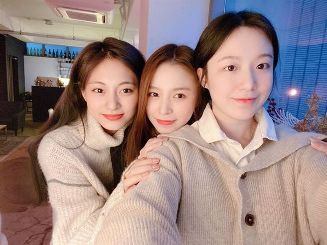 Elkie（中）与子瑜（左）、舒华（右）私下感情相当好。（摘自IG）