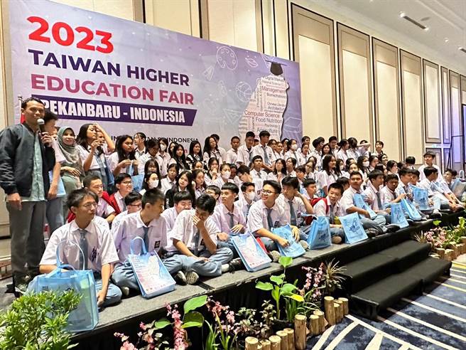 2023印尼台湾高等教育展自12日起在雅加达、北竿及棉兰三地盛大展开，台湾共有48所大学前往参展。（图／金门大学提供）