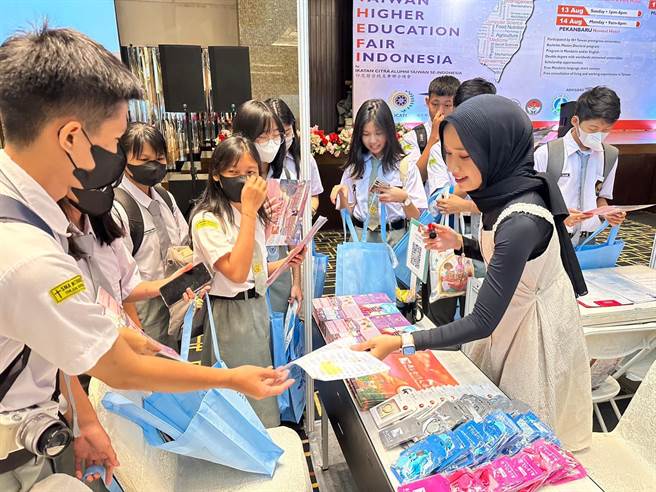 金大招生说明会人气鼎盛，吸引眾多华裔子弟与印尼穆斯林学生前往谘询。（图／金门大学提供）