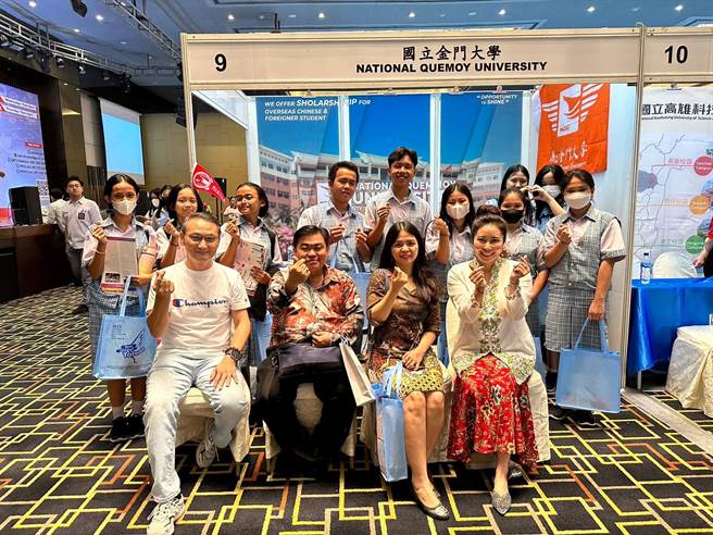 金大招生团队一行在国际长顏郁芳（前排右一）率领下，出席于Pullman Hotel举办的台湾高等教育展。（图／金门大学提供）