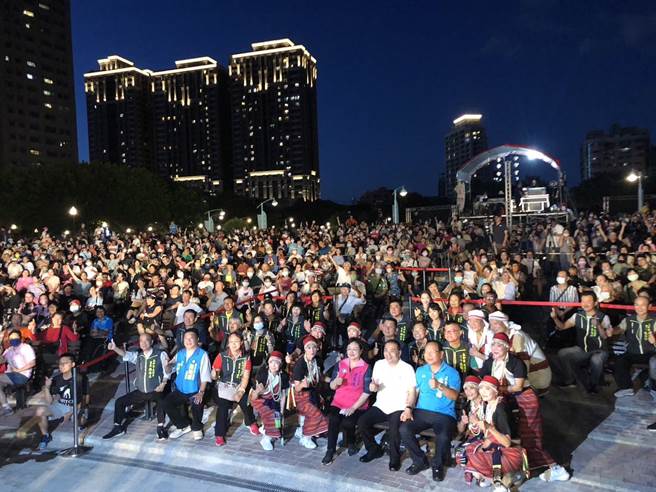 「新北市永和仲夏夜之梦」系列活动「好歌之夜」将于19日登场，图为新北市长侯友宜过去参加类似活动与民眾合影（高钧麟摄）