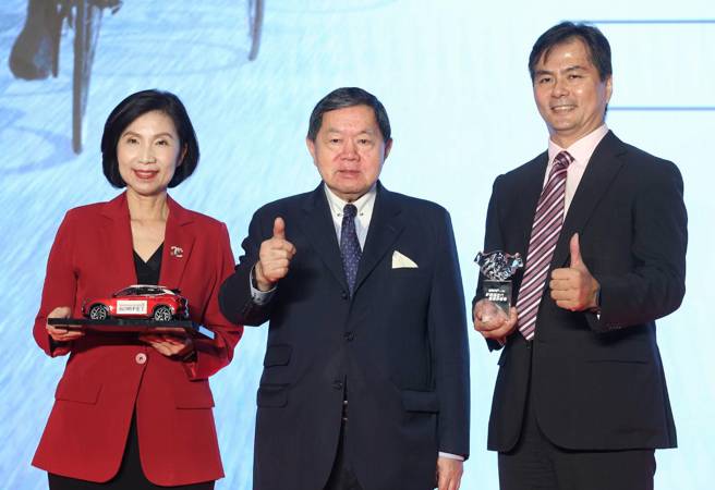 远传电信合併亚太电信整併完成后，新远传将荣登「频谱三冠王」：总频宽最大、低频连续频宽最大、5G频宽最大，17日举办「远亚合併 订婚庆」记者会，远传电信董事长徐旭东（中）、总经理井琪（左）及亚太电信董事长陈鹏（右）分享喜气，推出六大优惠，提供消费者最优质的电信服务。（王英豪摄）