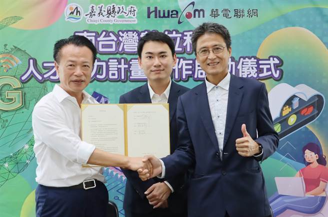 在行政院政务顾问陈冠廷（中）牵线下，嘉义县长翁章梁（左）与华电联网副总经理杜孟郎（右）共同签下合作意向书。（吕妍庭摄）