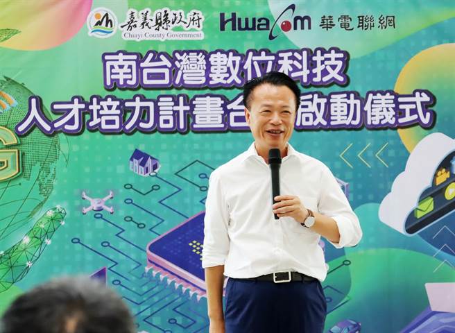 嘉义县长翁章梁说，期待透过今天的合作启动，引入微软、思科的5G、AI人才培训课程。（吕妍庭摄）