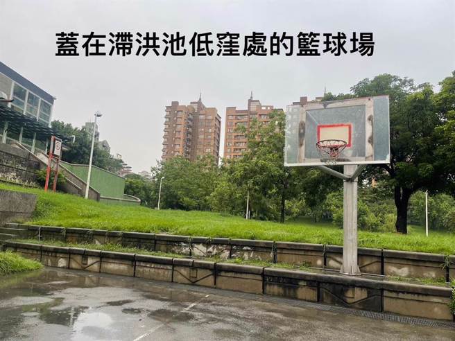 高市議長康裕成澄清，本和里籃球場是刻意蓋在滯洪池低窪處，這張被曲解照片之所以稀奇，是因為把籃球場蓋在滯洪池低窪處。（柯宗緯翻攝）