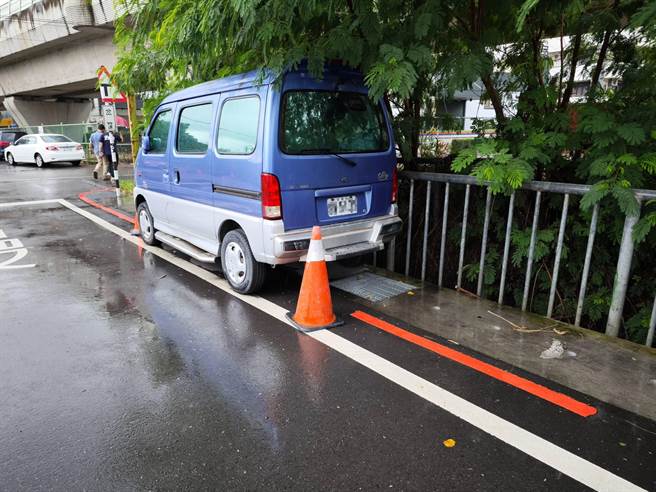 小货车就这样大喇喇的停在红线段开处，一旁还有三角锥前后挡住，彷佛专属停车位一样，引发民眾热议。（民眾提供／吴建辉彰化传真）