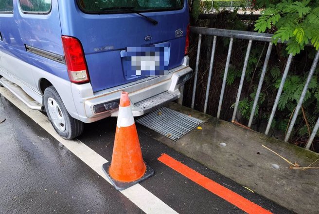 员林公所表示，施工时厂商联繫不上车主，近日因雨天无法进场作业，待天气稳定后将请警方协助连繫车主，补上剩下红线。（民眾提供／吴建辉彰化传真）