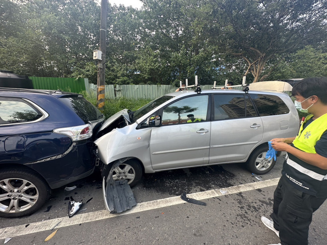 新北市八里區中華路二段今（17）日清晨6時許1名22歲連姓男駕駛，不明原因撞上路邊停放之3輛車輛而受傷。（圖／警方提供）