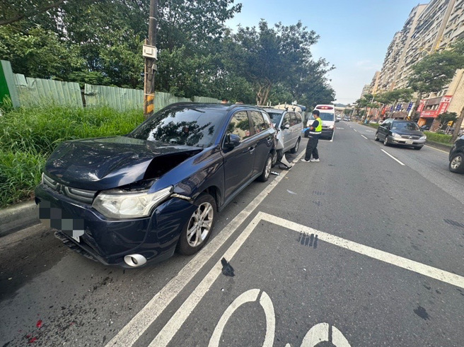 新北市八里區中華路二段今（17）日清晨6時許1名22歲連姓男駕駛，不明原因撞上路邊停放之3輛車輛而受傷。（圖／警方提供）