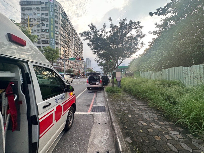 新北市八里區中華路二段今（17）日清晨6時許1名22歲連姓男駕駛，不明原因撞上路邊停放之3輛車輛而受傷。（圖／警方提供）