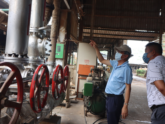 1990年代响应南向政策，台商陈永彬拎着一卡皮箱南向东马拿笃从事木材业，迄今屹立不摇。图为陈永彬（右2）巡视工厂作业情形。（图／中央社）