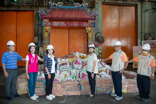 今（17日）由南天宫法师开龙门净炉启动专用炉口，并第一次邀请宜兰城隍庙及罗东城隍庙城隍爷派发配送烧化的普渡纸钱给好兄弟及祖先。（宜兰县政府提供／吴佩蓉宜兰传真）