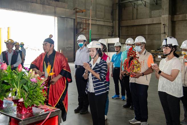 今（17日）由南天宫法师开龙门净炉启动专用炉口，并第一次邀请宜兰城隍庙及罗东城隍庙城隍爷派发配送烧化的普渡纸钱给好兄弟及祖先。（宜兰县政府提供／吴佩蓉宜兰传真）