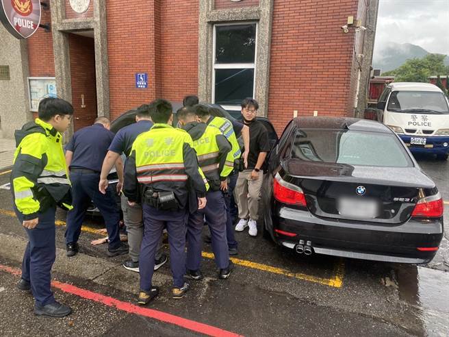 淡水有名遊手好閒的無賴20歲黃姓男子，16日早上10時下手偷竊一輛BMW轎車，淡水警方獲報後立刻出動圍捕，結果黃男發現遭警方追捕後竟加速逃逸，沿途衝撞一輛轎車後，最終才在中山路派出所前遭壓制逮捕。(黃敬文翻攝)