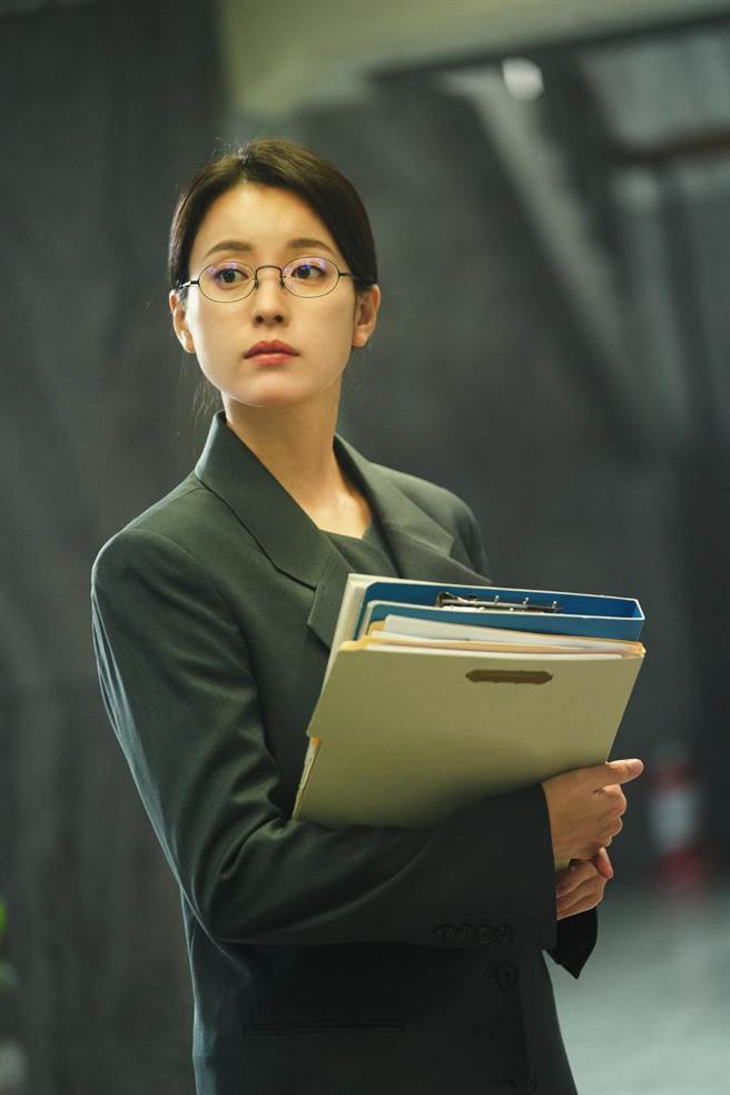 韩孝周在剧中饰演国情院内勤要员。（Disney＋提供）