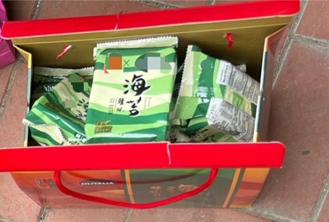 24岁刘姓男子将枪藏在海苔礼盒内面交。（图／警方提供）