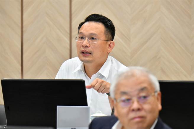行政院院会17日讨论《道路交通安全基本法》，桃园副市长苏俊宾再吁改装车纳入噪音管制。(市府提供／蔡依珍桃园传真)