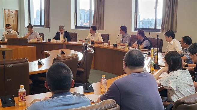 行政院院会17日讨论《道路交通安全基本法》，桃园副市长苏俊宾再吁改装车纳入噪音管制。(市府提供／蔡依珍桃园传真)