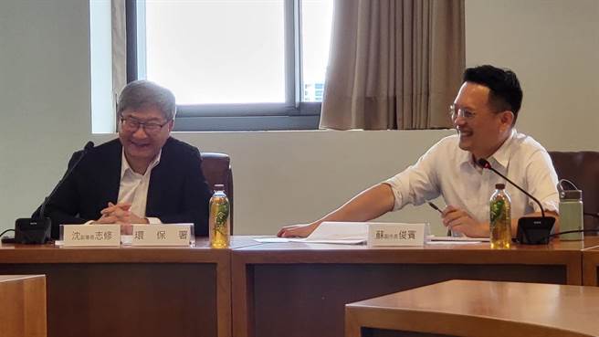 行政院院会17日讨论《道路交通安全基本法》，桃园副市长苏俊宾再吁改装车纳入噪音管制。(市府提供／蔡依珍桃园传真)