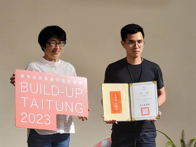 淡江大学建筑系学生黄正扬获第2届台东县建筑景观评图金质奖，作品《被裂解的[  ] - 蓝色的行李箱》。（读者提供／蔡旻妤台东传真）